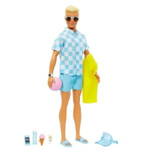 Barbie Ken Día en la Playa Muñeco de Juguete Hecho de plásticos reciclados, Modelos Surtidos, +3 años (Mattel HPL74)