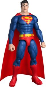 Mattel DC Figura de acción de Superman de 30,48 cm, supertraje clásico Rojo y Azul con Capa de Tela, diseño detallado y 7 Puntos de articulación, JMD69