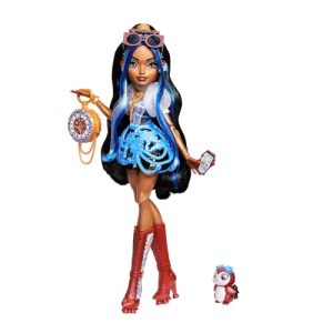 Monster High Muñeca Robecca Steam con Blusa Azul y Pantalones Cortos Negros, pingüino Mascota Capitán Penny y 7 Accesorios como Unas Gafas de aviadora y un Bolso, JMB81