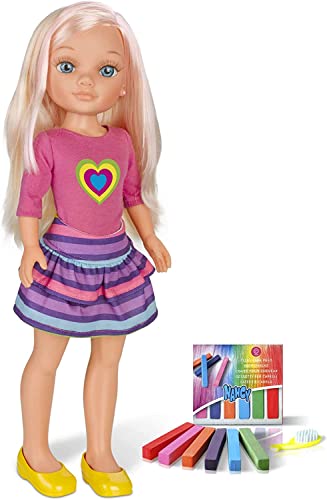 Nancy – Un día Haciendo mechas, Muñeca Rubia con Pelo Largo para Hacer Mechas y Peinados Creativos con Tizas de Colores, Accesorios Incluidos, Regalo para Niños y Niñas + 3 años, Famosa (700013865)