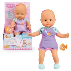 Nenuco – Mi Primer baño, un muñeco blandito de Cuerpo Sumergible, lo Puedes Meter en la bañera, en la Piscina y en el mar. Incluye bañador y un pececito Que se Puede Meter en el Agua (NFN88000)