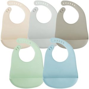 PandaEar 5 Paquetes de Baberos de Silicona Impermeables para Bebé | Babero Ultraligero y Súper Delgado con Bolsillo Recoge Alimentos para Niños Pequeños (Crema, Gris, Taupe, Verde, Azul)