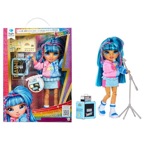 RAINBOW HIGH Junior High Rock Band – Skyler, Azul – Muñeca de Moda de 23 cm con Micrófono, Soporte y Amplificador, Personalizable con Pegatinas, Posable, Bonitos Juguetes para niños +4 años