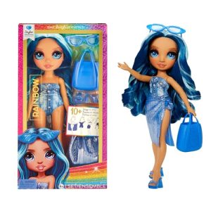 RAINBOW HIGH Swim & Style – Skyler (Azul) – Muñeca de 28 cm con Envoltorio Radiante y +10 Estilos – Traje de Baño Extraíble, Sandalias, Accesorios de Juego – para Niños y Niñas de 4-12 Años